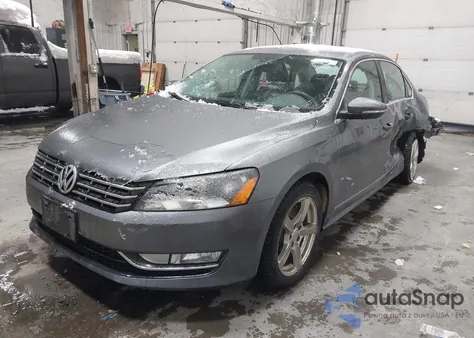 2012 Volkswagen Passat 2.5L Sel Premium z USA, uszkodzony, nr VIN 1VWCP7A3XCC080837